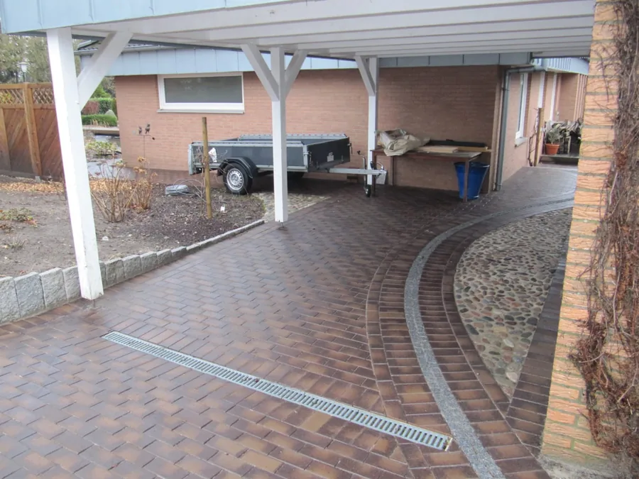 Carport mit Klinkerpflaster und eingebauter Entwässerungsrinne