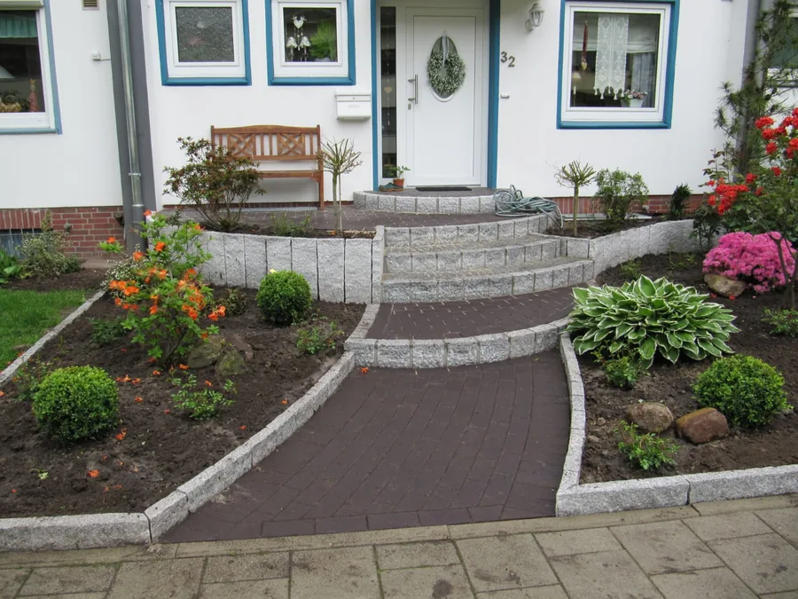 Vorgarten mit geschwungenem Weg, Granit-Einfassung und Bepflanzung