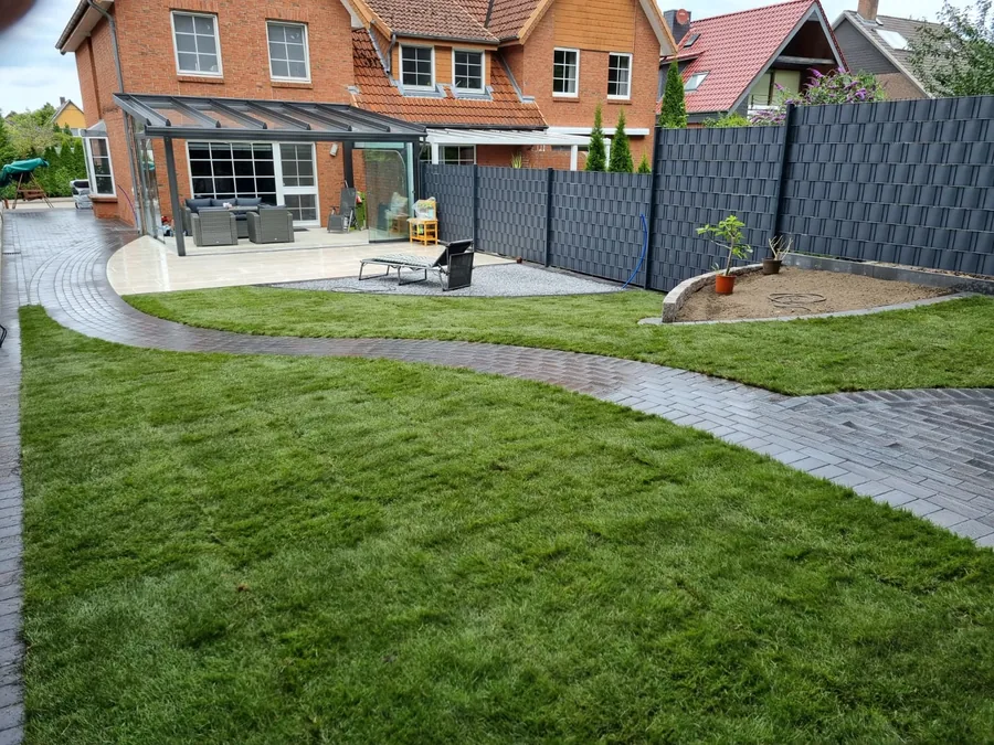 Randabschluss der Keramikterrasse zur Rasenfläche