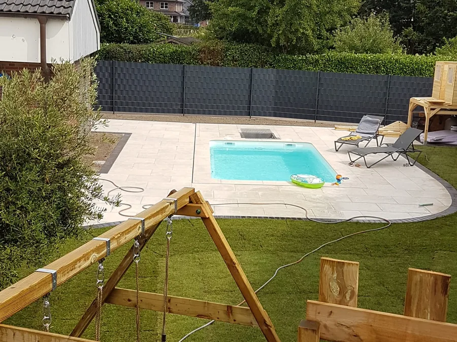Blick über den Garten auf das fertige Schwimmbecken