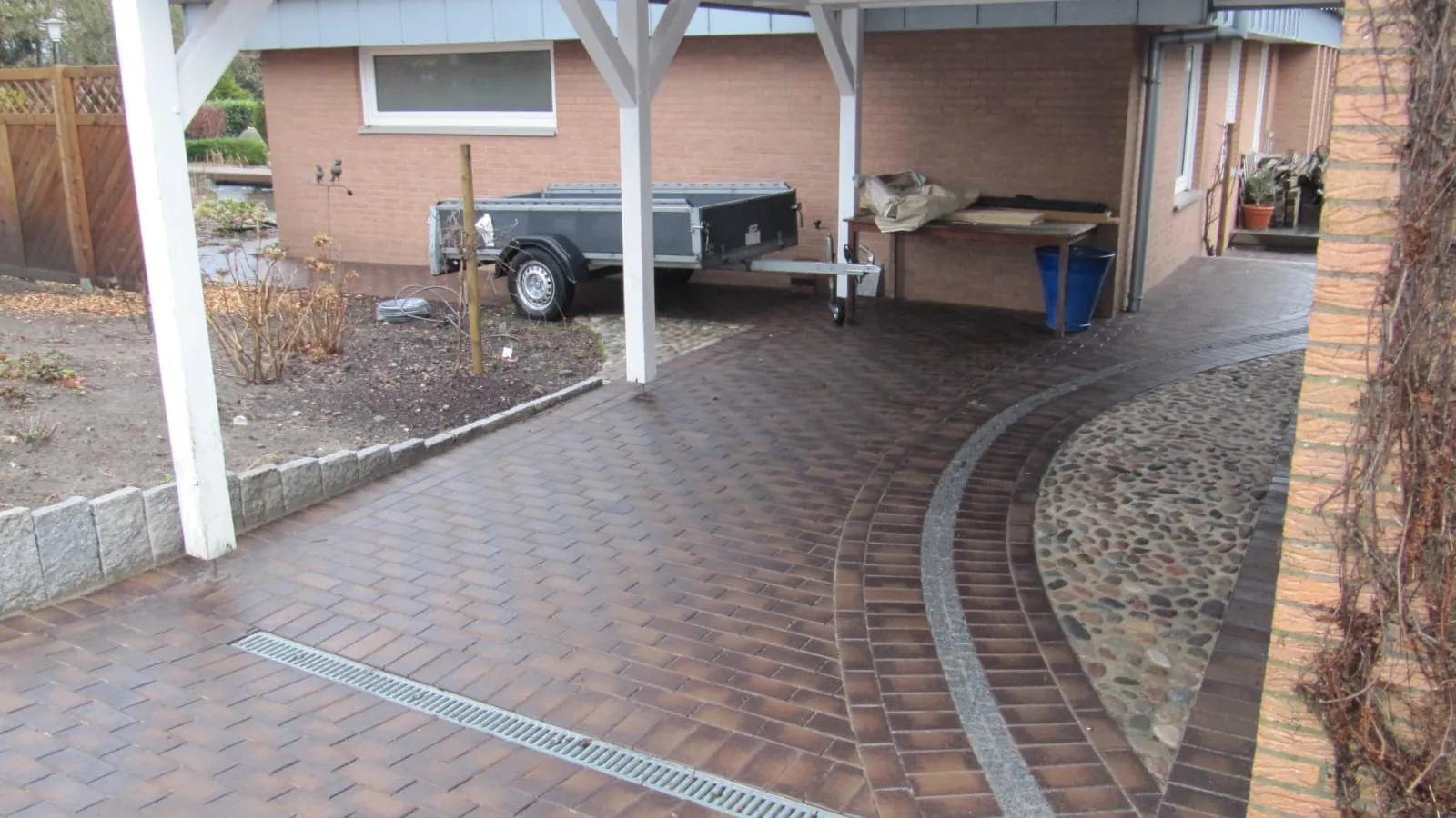 Carport mit Klinkerpflaster, Entwässerungsrinne und geschwungener Randeinfassung