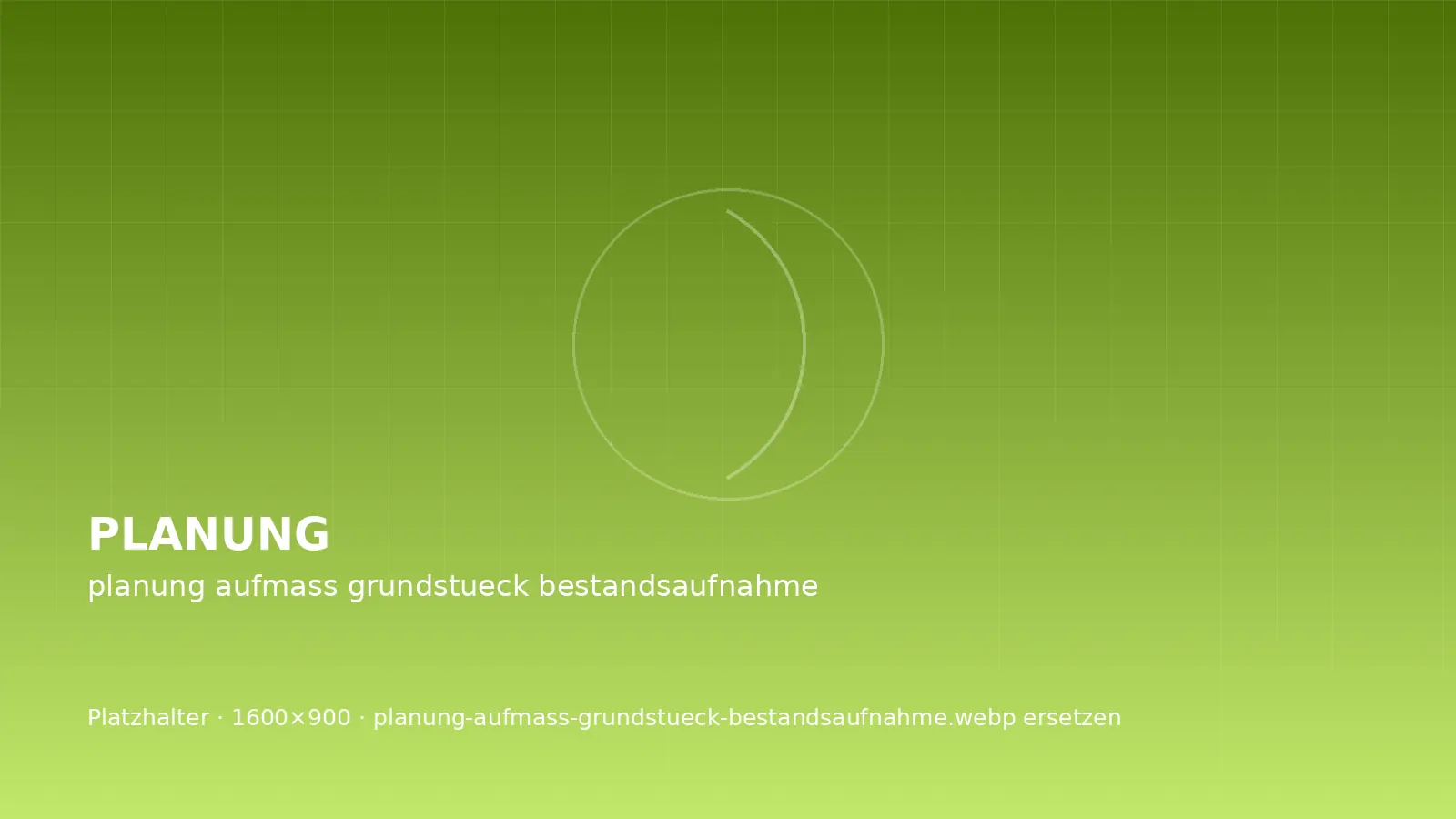 Aufmaß eines Grundstücks mit Messgerät und Planunterlagen