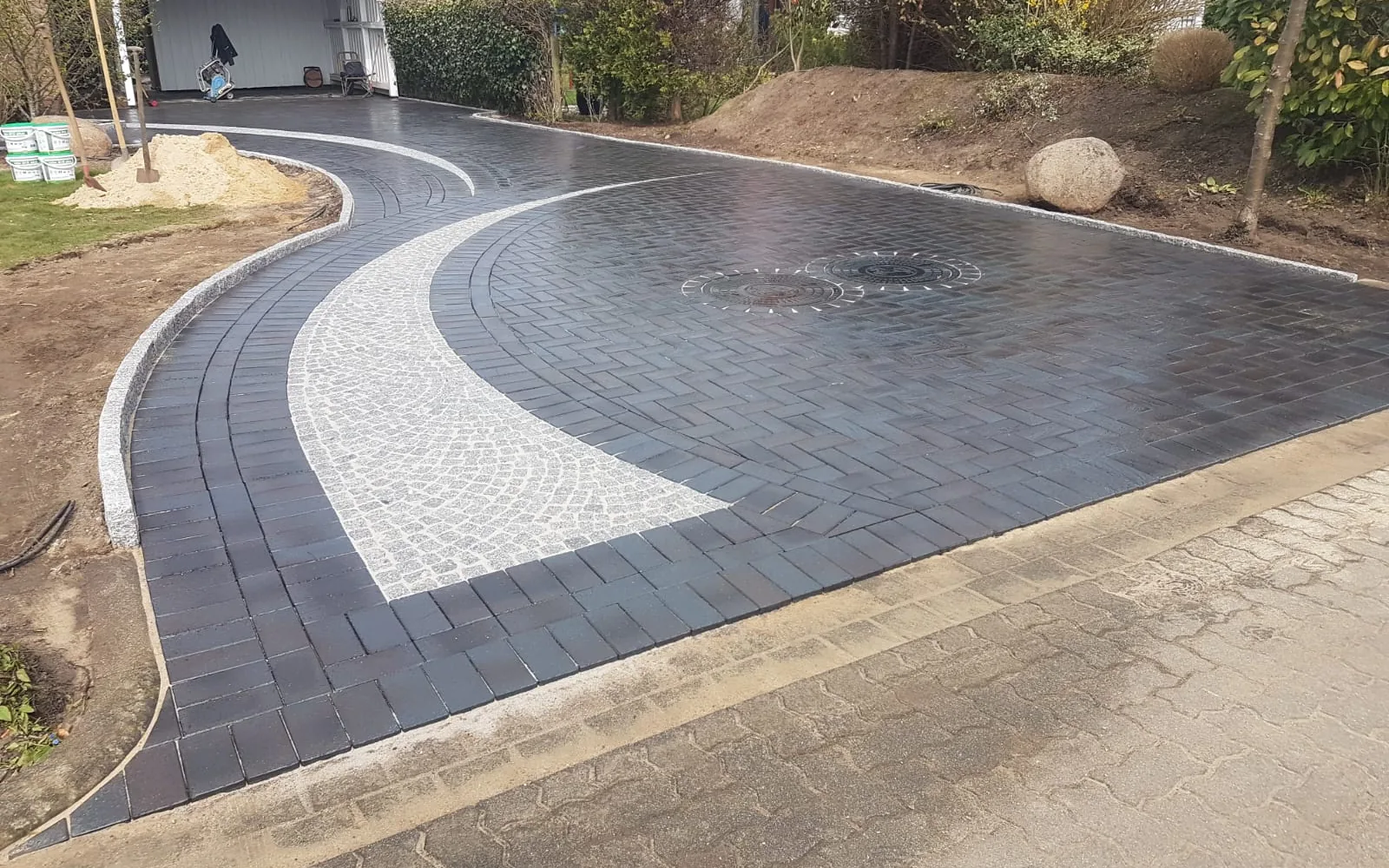 Einfahrt mit Klinker und Mosaikpflaster