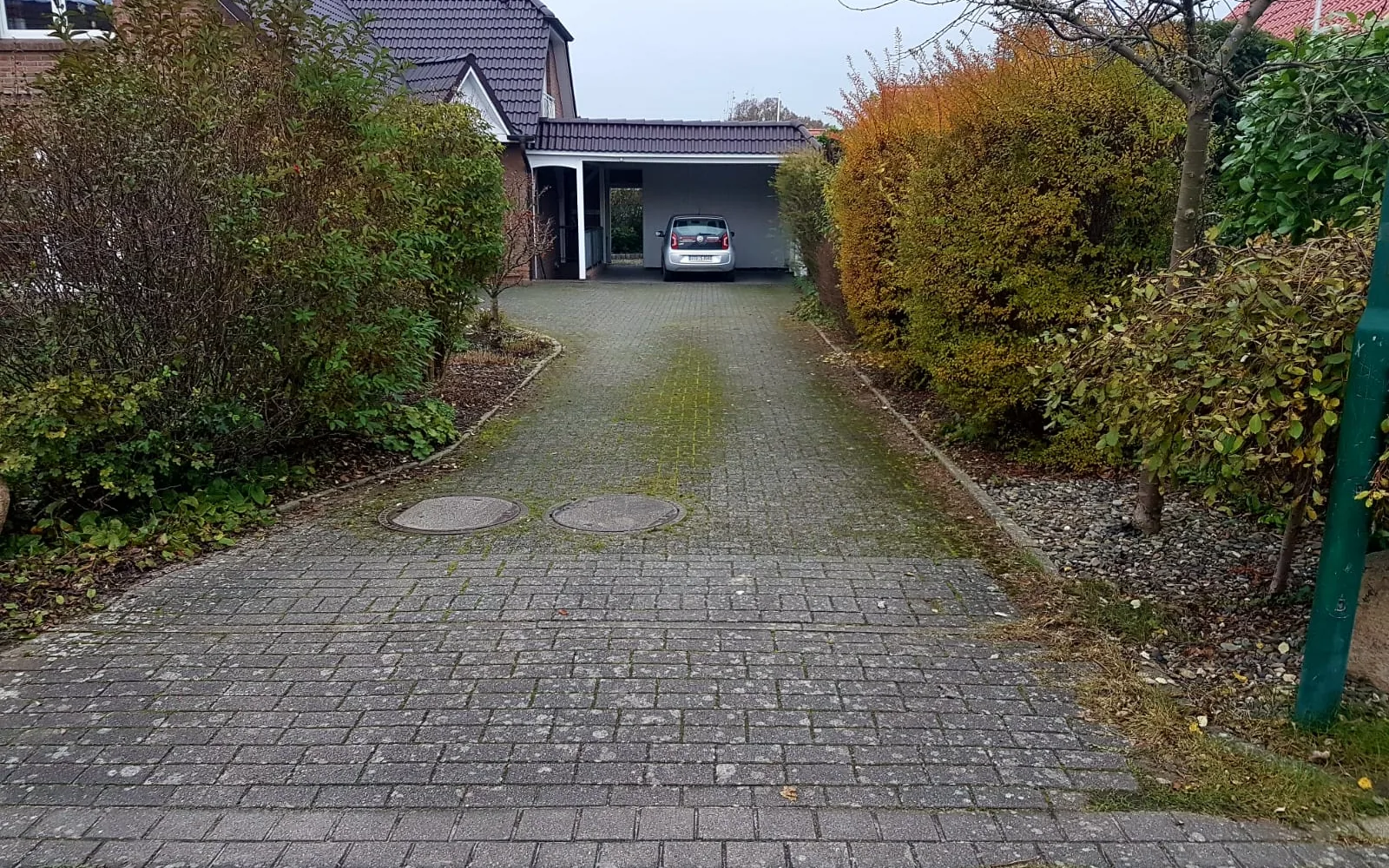 Einfahrt mit Klinker und Mosaikpflaster – Zustand vor den Arbeiten