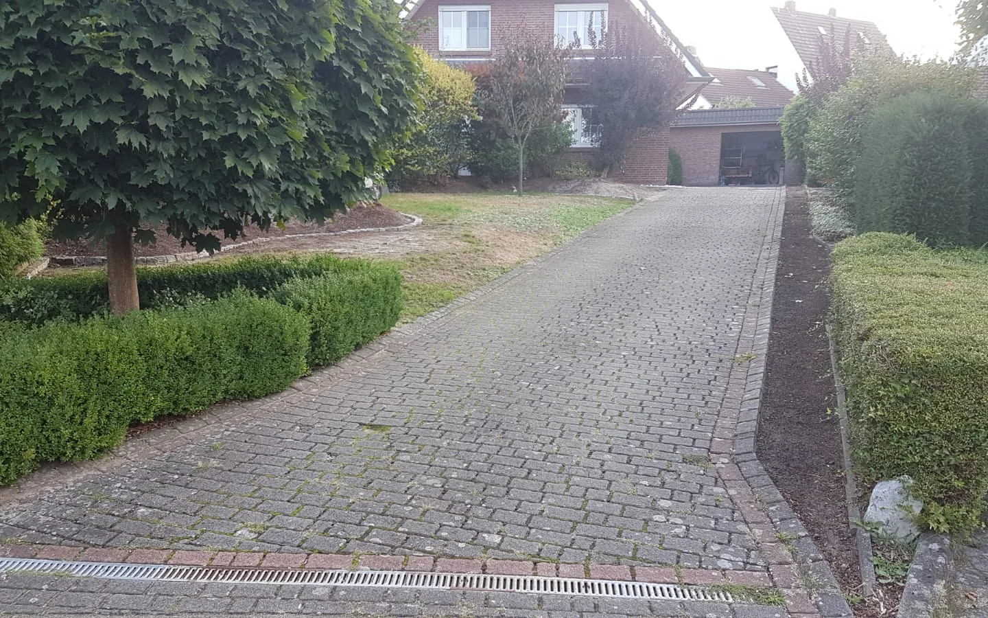 Einfahrt in Klinker – Zustand vor den Arbeiten