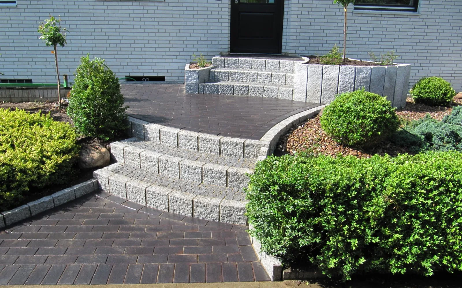 Treppenanlage aus Klinker und Granit