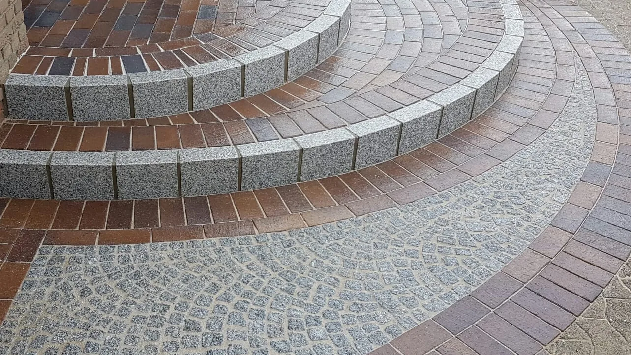 Fertiggestellte Gartenanlage mit Terrasse und Rasenfläche