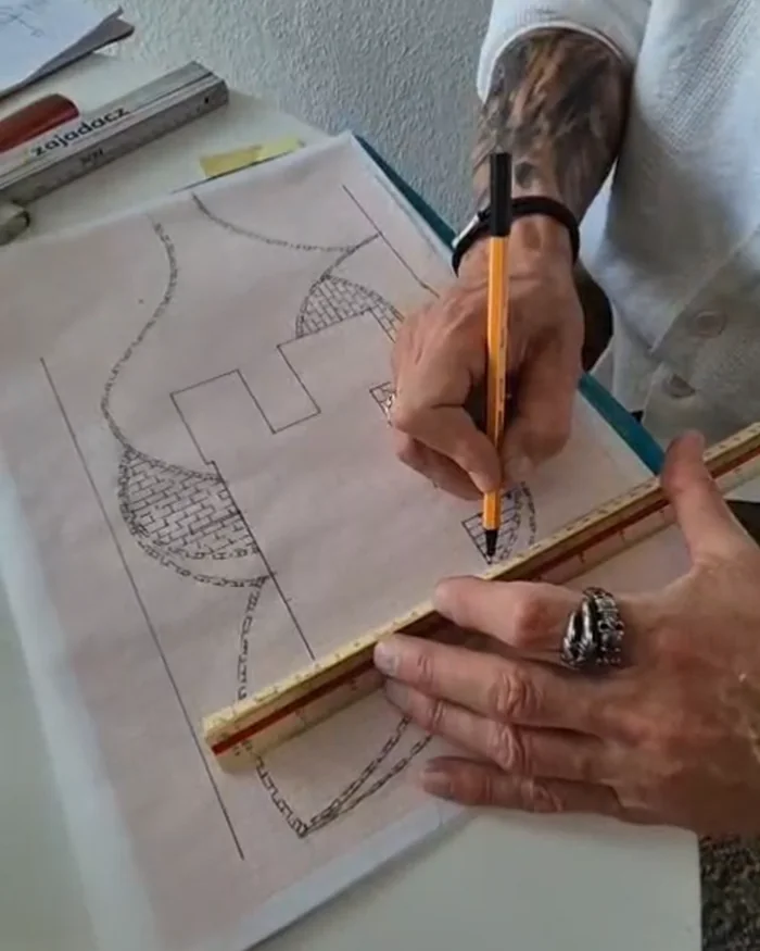 Ein Gartenplan wird mit Bleistift und Lineal von Hand gezeichnet